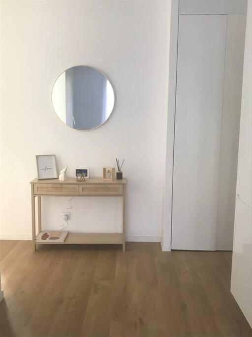 3 Bed Modern Flat Close To The Appartamento